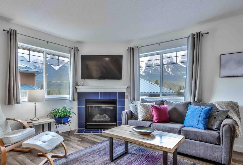 Big Mountain Views - Bright 2-Story Corner Unit Apartamento Canmore Exterior foto