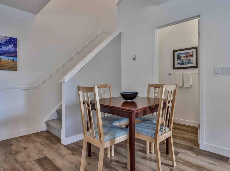 Big Mountain Views - Bright 2-Story Corner Unit Apartamento Canmore Exterior foto