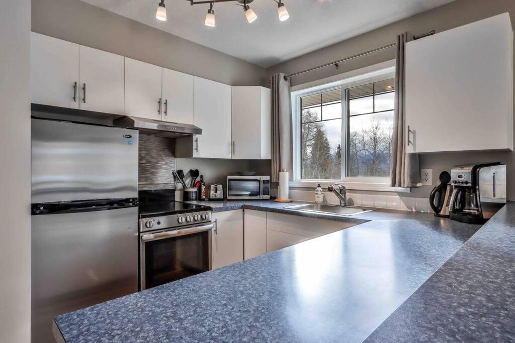 Big Mountain Views - Bright 2-Story Corner Unit Apartamento Canmore Exterior foto