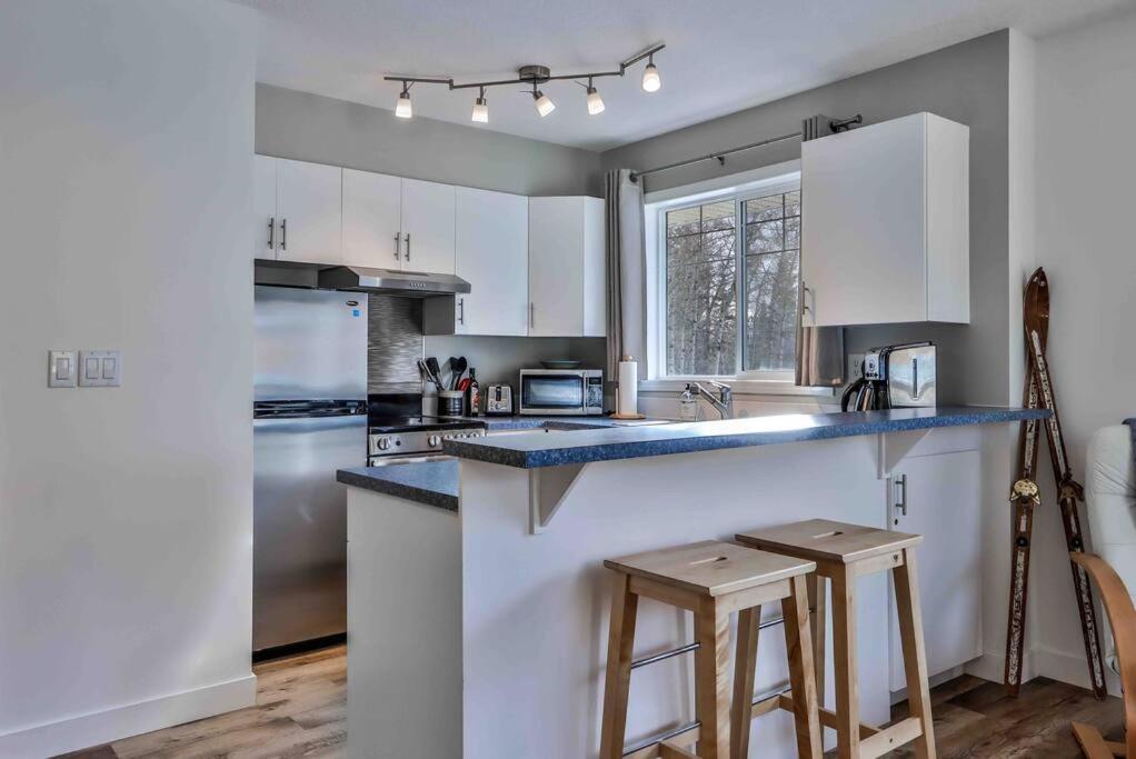 Big Mountain Views - Bright 2-Story Corner Unit Apartamento Canmore Exterior foto