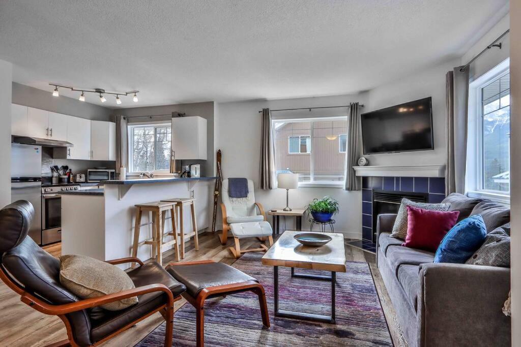 Big Mountain Views - Bright 2-Story Corner Unit Apartamento Canmore Exterior foto