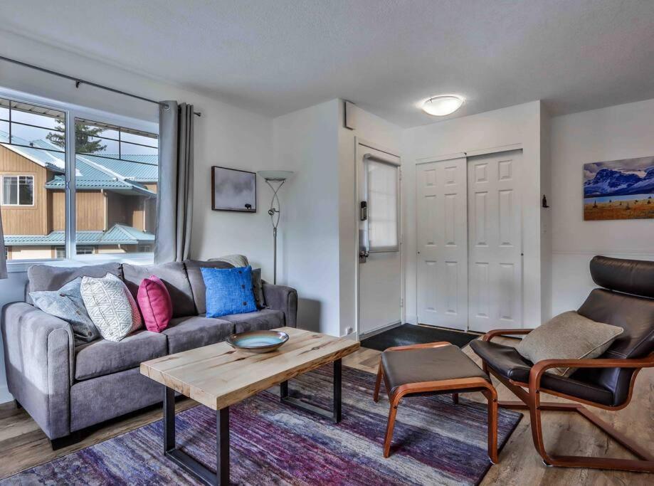 Big Mountain Views - Bright 2-Story Corner Unit Apartamento Canmore Exterior foto