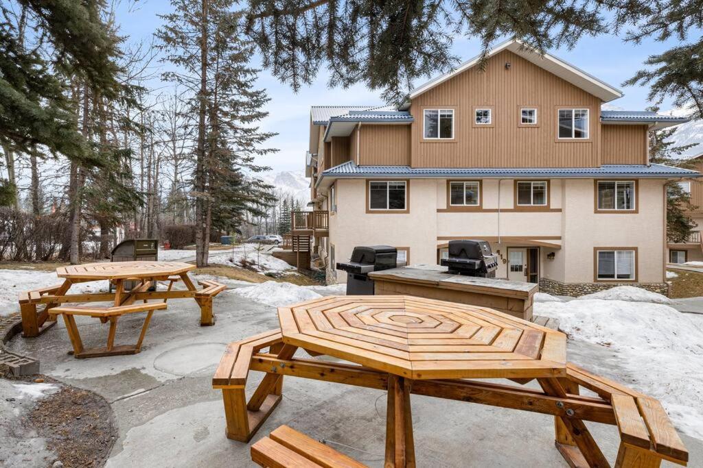 Big Mountain Views - Bright 2-Story Corner Unit Apartamento Canmore Exterior foto