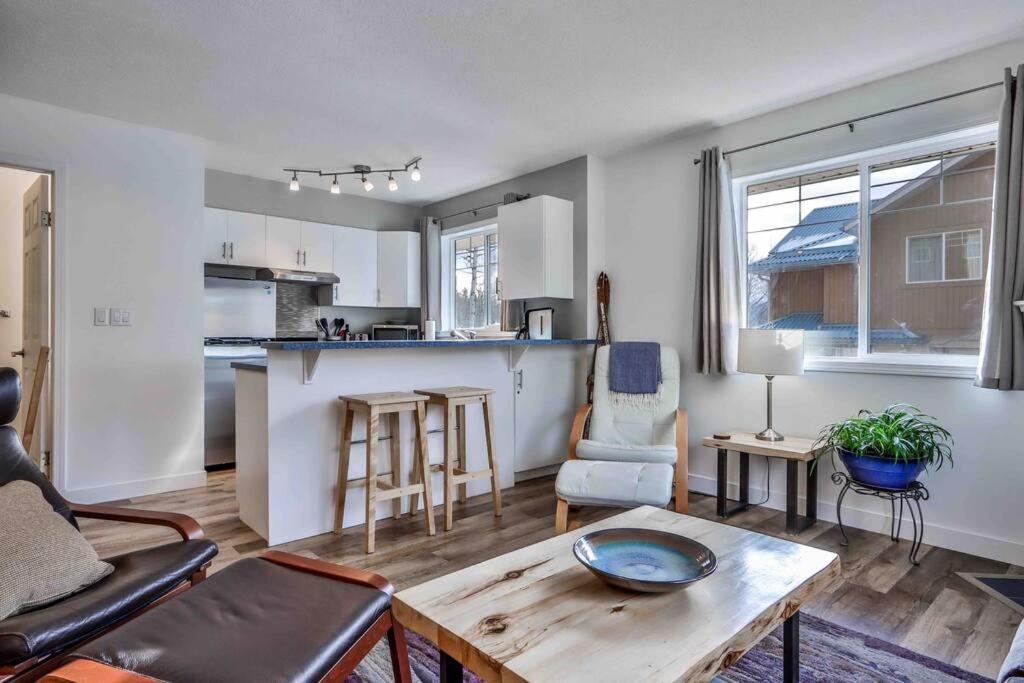 Big Mountain Views - Bright 2-Story Corner Unit Apartamento Canmore Exterior foto