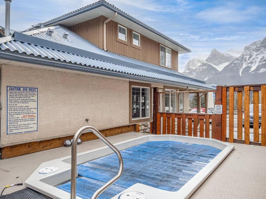 Big Mountain Views - Bright 2-Story Corner Unit Apartamento Canmore Exterior foto